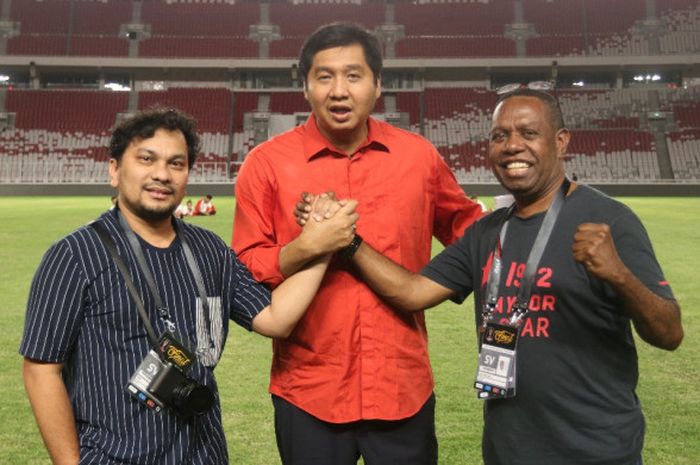 Ketua Steering Committee Piala Presiden 2018, Maruarar Sirait (tengah), bersama penyanyi Tompi (kiri) dan Edo Kondologit (kanan) dalam sesi geladi bersih babak final Piala Presiden 2018 di Stadion Utama Gelora Bung Karno, Jumat (16/2/2018).