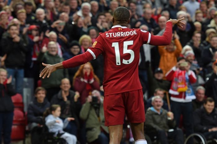 Striker Liverpool FC, Daniel Sturridge, merayakan gol yang dia cetak ke gawang Huddersfield Town dalam laga Liga Inggris di Stadion Anfield, Liverpool, pada 28 Oktober 2017.