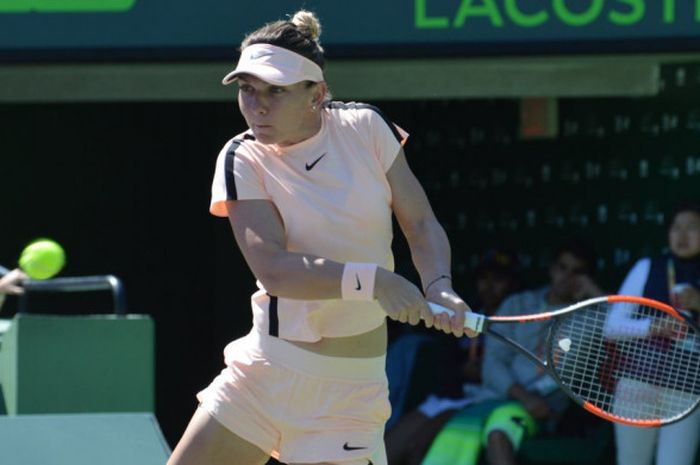Aksi Simona Halep (Rumania) pada saat tampil pada babak kedua Miami Open 2018 yang berlangsung Kamis (22/3/2018).