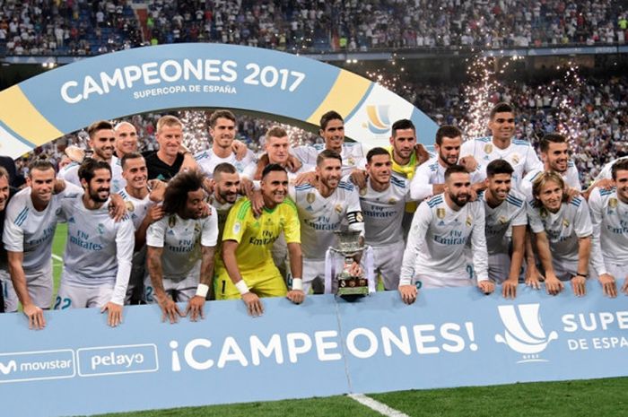 Para pemain Real Madrid merayakan keberhasilan menjuarai Piala Super Spanyol seusai mengalahkan FC Barcelona di Stadion Santiago Bernabeu, Madrid, pada 16 Agustus 2017.