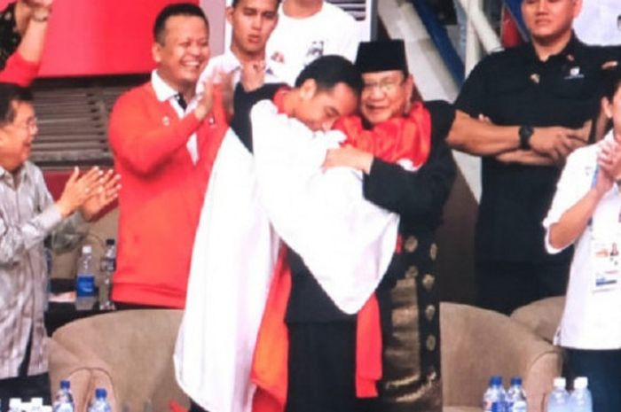 Momen saat pesilat Indonesia, Hanifan Yudha Kusumah, memeluk Joko Widodo dan Prabowo Subianto usai memastikan diri meraih medali emas pada cabor pencak silat Asian Games 2018, Rabu (29/8/2018).