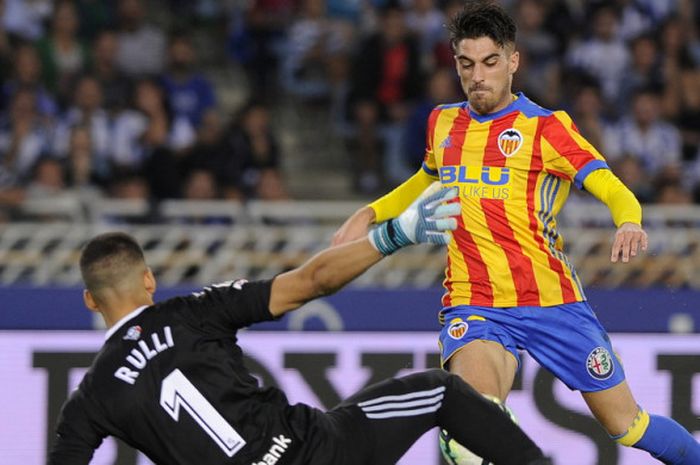 Bek Valencia, Nacho Vidal (kanan), saat mencetak gol ke gawang Real Sociedad dalam pertandingan L aLiga Spanyol 2017-2018 di Stadion Anoeta, San Sebastian, Spanyol, pada 24 September 2017.