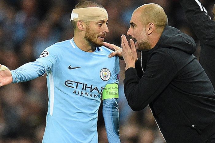 Ekspresi manajer Manchester City, Josep Guardiola (kanan), saat memberi instruksi kepada David Silva dalam pertandingan Grup F Liga Champions 2017-2018 menghadapi Napoli di Stadion Etihad, Manchester, Inggris, pada Selasa (17/10/2017).