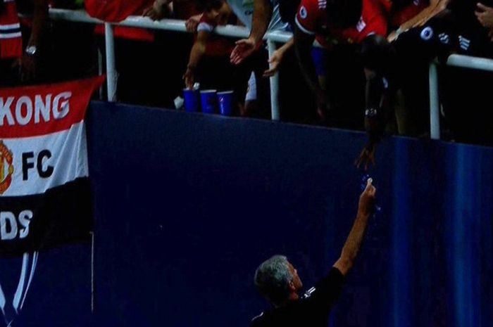 Pelatih Manchester United, Jose Mourinho memberikan medali runner-up Piala Super Eropa 2017 pada fan MU di tribun penonton, Rabu (9/8/2017).