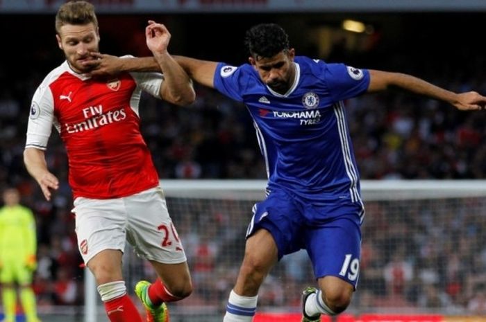 Bek Arsenal, Shkodran Mustafi (kiri), berduel dengan striker Chelsea, Diego Costa, dalam laga Premier League di Stadion Emirates, London, 24 September 2016.