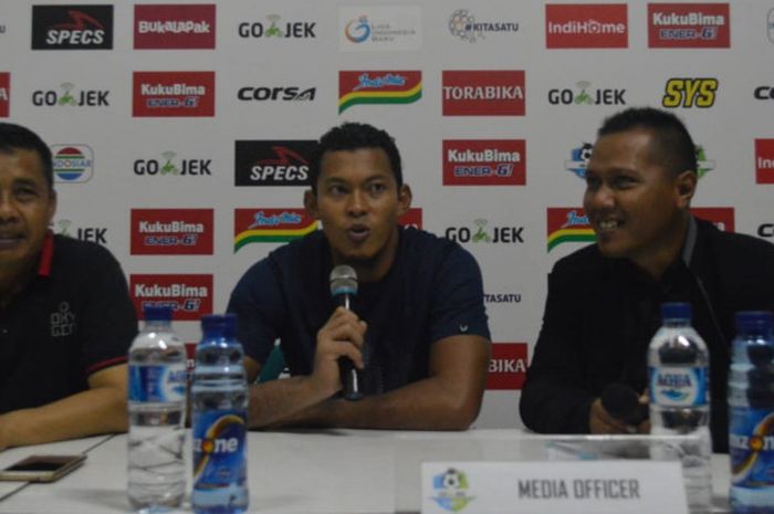 Kiper PSIS Semarang, Joko Ribowo (tengah), saat jumpa pers setelah menjamu Persipura Jayapura di Stadion Moch Soebroto, Sabtu (1/12/2018).