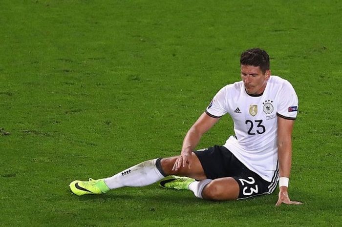 Striker Jerman, Mario Gomez, terduduk di lapangan karena mengalami cedera saat menghadapi Italia pada perempat final Piala Eropa di Bordeaux, 2 Juli 2016.