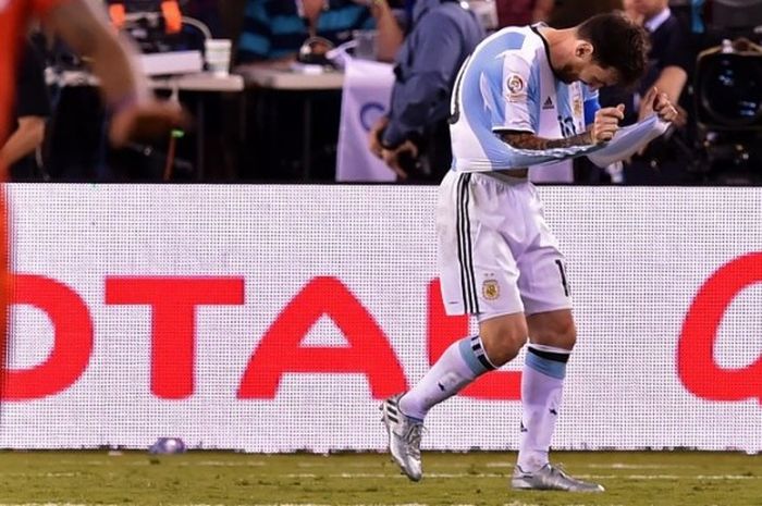 Ekspresi Lionel Messi setelah gagal menuntaskan eksekusi dalam adu penalti Argentina melawan Chile pada final Copa America di MetLife Stadium, Minggu (26/6/2016) atau Senin pagi WIB.