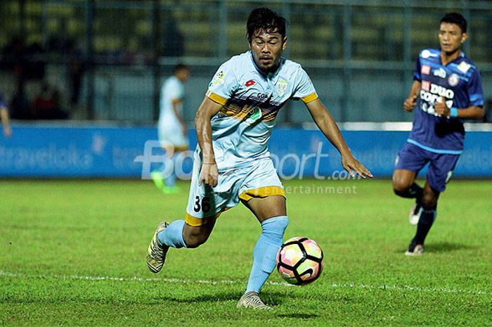 Aksi pemain belakang Persela Lamongan, Edy Gunawan, saat melawan Arema FC pada pekan ke-24 Liga 1 di Stadion Kanjuruhan Malang, Jawa Timur, Sabtu (16/09/2017) malam.