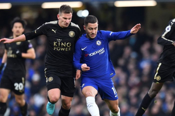 Penyerang sayap Chelsea Eden Hazard (biru) berduel dengan pemain Leicester City Marc Albrighton dalam partai Liga Inggris di Stamford Bridge, London, 13 Januari 2018.