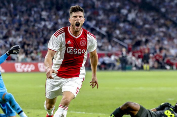 Striker Ajax Amsterdam, Klaas Jan Huntelaar, melakukan selebrasi seusai mencetak gol ke gawnag Standard Liege dalam laga Kualifikasi Liga Champions di Amsterdam ArenA, Selasa (14/8/2018)