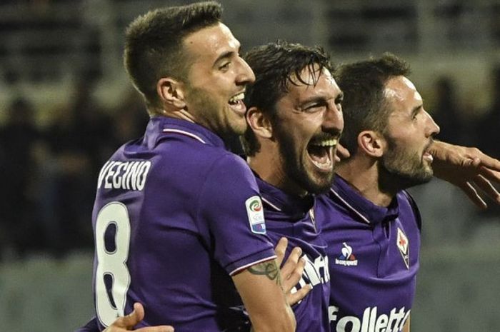 Bek Fiorentina, Davide Astori, merayakan gol bersama rekan-rekan setimnya pada laga Liga Italia kontra Inter Milan pada 22 April 2017 di Stadion Artemio Franchi. Astori ditemukan meninggal dunia pada Minggu (4/3/2018).