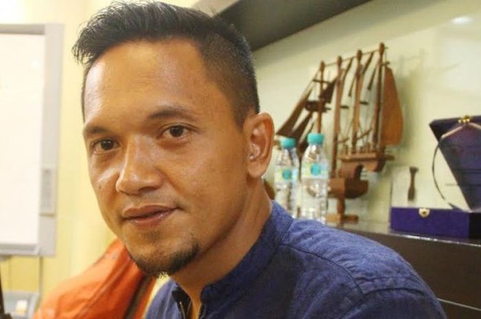 Striker Persebaya, Rahmad Afandi saat melakukan penandatanganan kontrak kerja di Graha Pena, Jawa Pos, Jumat (24/2/2017). 