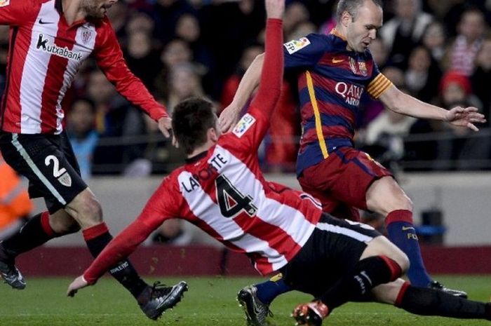 Bek Athletic Bilbao, Aymeric Laporte, menekel gelandang Barcelona, Andres Iniesta, di laga La Liga pada 17 Januari 2016.