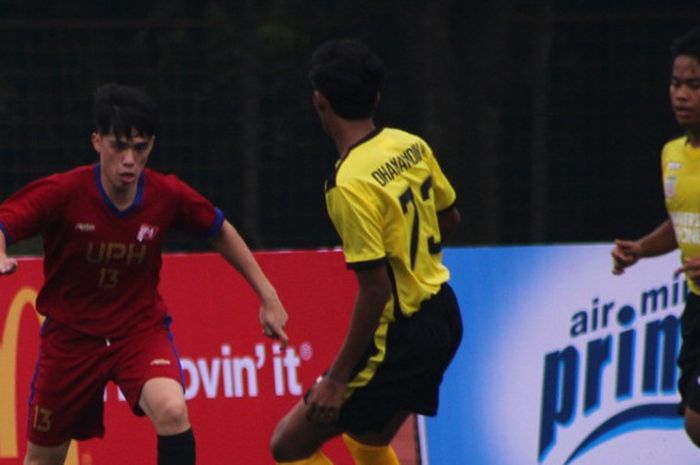 Pertandingan sepak bola liga mahasiswa antara Universitas Indonesia (UI) melawan Universitas Pelita Harapan (UPH).