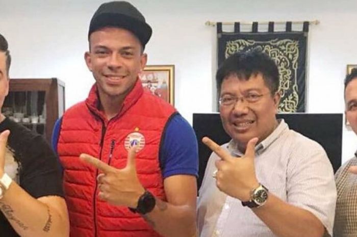 Striker baru Persija Jakarta, Ivan Carlos (kedua dari kiri), berpose bersama sang agen dan Direktur Utama tim ibu kota, Gede Widiade (kedua dari kanan) di kediaman Gede, Duren Tiga, Jakarta Selatan, Sabtu (6/1/2018) malam WIB.