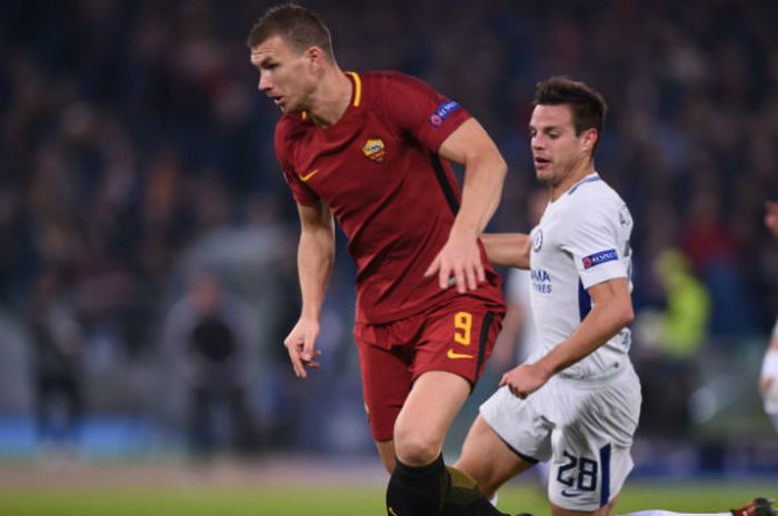 Striker AS Roma Edin Dzeko, dalam laga kontra Chelsea di Stadion Olimpico pada Selasa (31/10/2017)