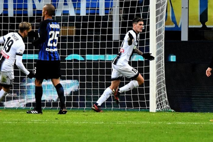 Rodrigo De Paul mencetak gol Udinese ke gawnag Inter Milan pada laga Liga Italia di Stadion Giuseppe Meazza, Sabtu (16/12/2017).