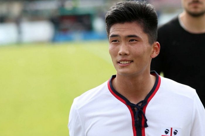 Ekspresi striker Cagliari, Han Kwang-song.
