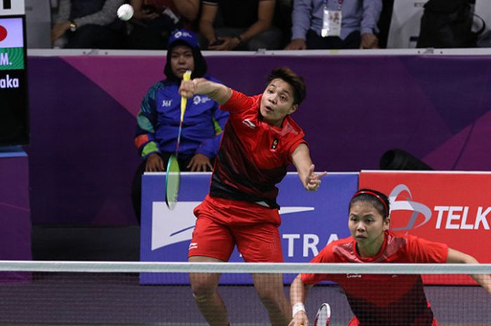 Apriyani Rahayu melepaskan smes saat berhadapan dengan Misaki Matsutomo/Ayaka Takahashi pada babak semifinal kategori individu Asian Games 2018 di Istora Senayan, Jakarta, Minggu (26/8/2018).