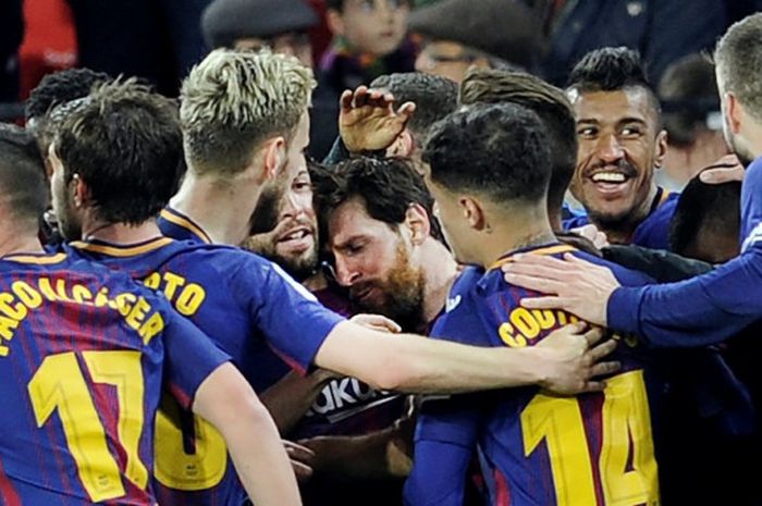 Para pemain FC Barcelona merayakan gol yang dicetak Lionel Messi (tengah) ke gawang Sevilla dalam laga Liga Spanyol di Stadion Ramon Sanchez Pizjuan, Sevilla pada 31 Maret 2018.