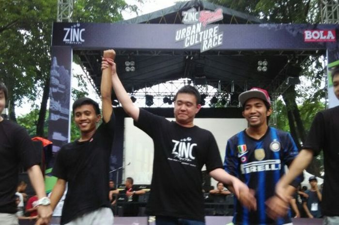 Perwakilan Indonesia Frestyle Football Federation, Ari Ardiansyah, keluar sebagai pemenang freestyle contest di ZINC BOLA Sports Race (BSR) 2016 di Parkir Selatan Taman Mini Indonesia indah, Mingu (27/11/2016).