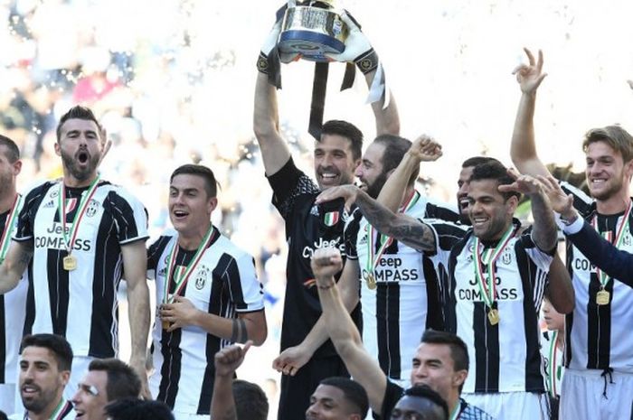 Gianluigi Buffon dan rekan timnya saat merayakan kemenangan setelah mengalahkan Crotone dalam laga Serie A di Juventus Stadium, 21 Mei 2017. 