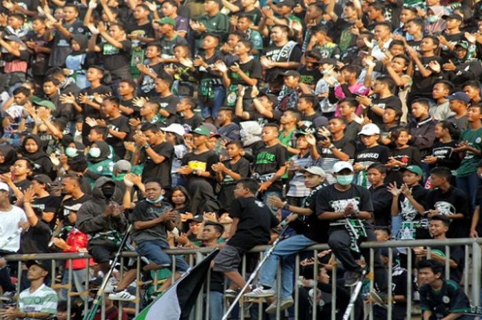  Brigata Curva Sud, salah satu suporter PSS Sleman yang menempati tribune selatan pada laga PSS Sleman kontra PS Mojokerto Putra di Stadion Maguwoharjo, Kamis (26/4/2018). 