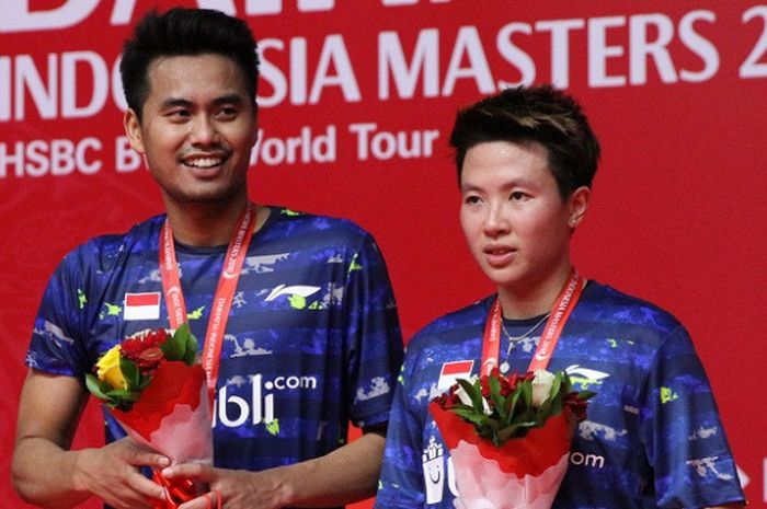 Pasangan ganda putra Indonesia, Tontowi Ahmad/Liliyana Natsir, berpose di podium setelah menjad runner-up pada Indonesia Masters 2018 di Istora Senayan, Jakarta, Minggu (28/1/2018).