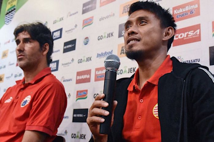 Pelatih Persija Jakarta, Stefano Cugurra, bersama Maman Abdurrahman, saat sesi jumpa pers di Bandung, Sabtu (22/9/2018)