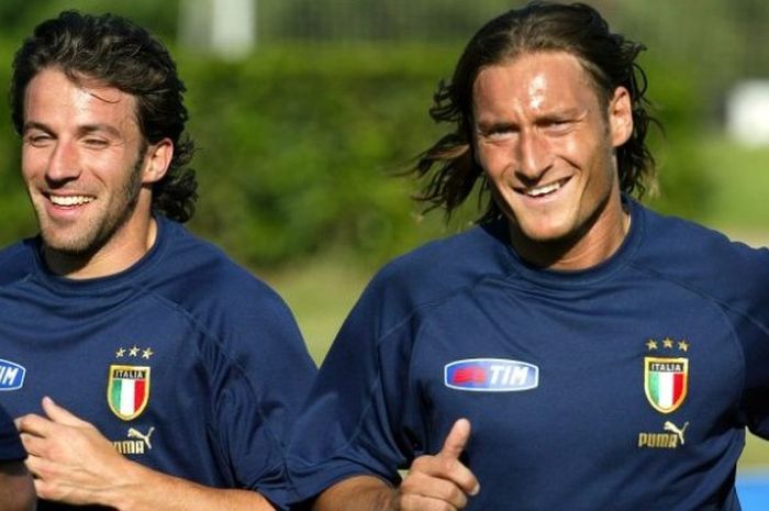 Alessandro Del Piero (kiri) dan Francesco Totti, berlatih bersama dalam sesi latihan tim nasional Italia di Florence, Italia, 25 Mei 2004.