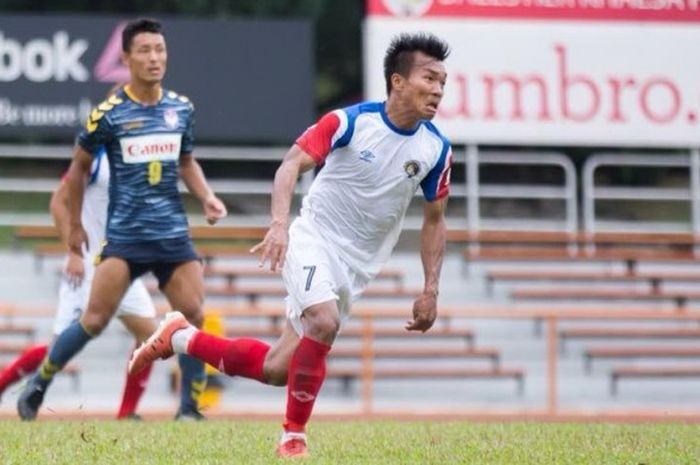 Gelandang asal Myanmar, Aung Kywa Naing saat menjalani uji coba timnya, Balestier Khalsa kontra tim amatir untuk persiapan pra-musim Liga Singapura 2017 pada 16 Februari 2017. 