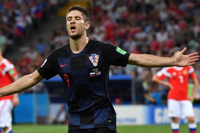 Penyerang Kroasia, Andrej Kramaric, merayakan golnya ke gawang Rusia dalam laga perempat final Piala Dunia 2018, 7 Juli 2018 di Sochi.