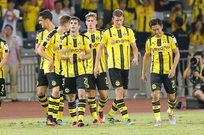 Gelandang Borussia Dortmund, Christian Pulisic (tengah), merayakan gol bersama rekan setimnya dalam laga International Champions Cup 2016 melawan Manchester City di Stadion Shenzhen Universiade, Shenzhen, China, pada 28 Juli 2016.