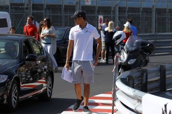 Pebalap Pertamina Campos Racing asal Indonesia, Sean Gelael, sedang berjalan di sirkuit jalan raya Monaco, sebelum menjalani balapan GP2, Kamis (26/5/2016).