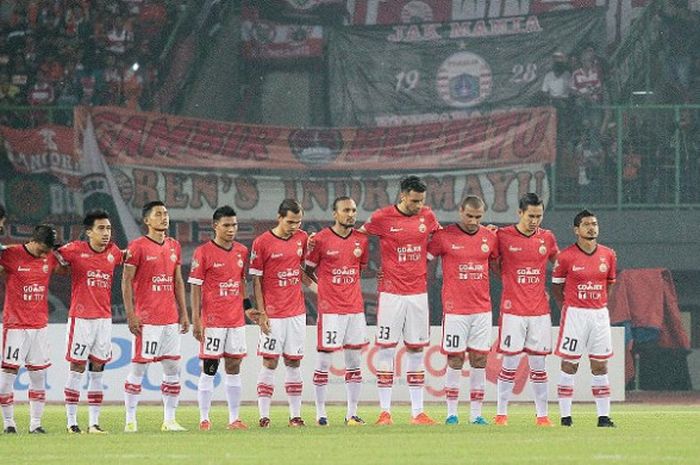Para pemain Persija mengheningkan cipta sebelum menjamu Semen Padang pada laga pekan ke-31 Liga 1 musim 2017 di Stadion Patriot Candrabhaga, Kota Bekasi, Minggu (22/2017) malam. 
