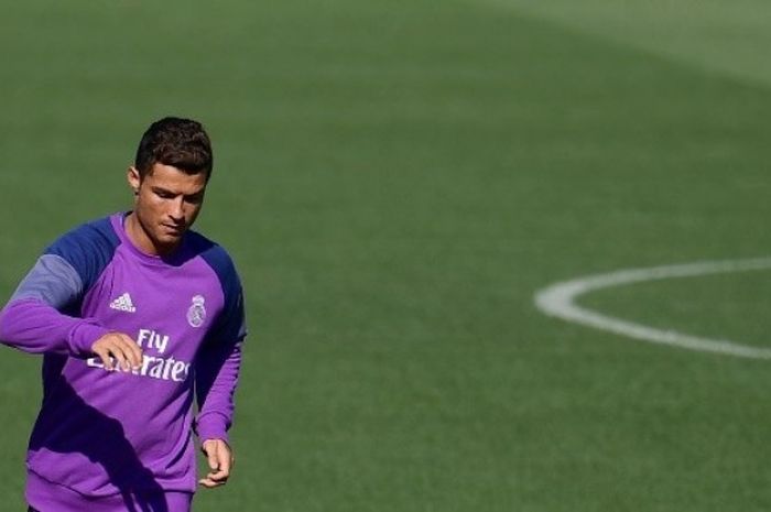 Bintang Real Madrid, Cristiano Ronaldo, menjalani program pemulihan cedera di Valdebebas, 20 Agustus 2016.