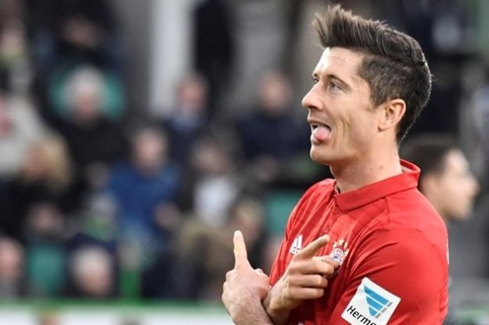 Penyerang Bayern Muenchen, Robert Lewandowski, merayakan golnya ke gawang VfL Wolfsburg pada 29 April 2017. 