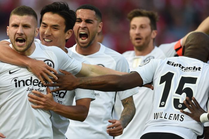 Penyerang Eintracht Frankfurt, Ante Rebic (kiri), saat merayakan gol yang berhasil ia cetak ke gawang Bayern Muenchen bersama rekan-rekannya dalam laga final DFB Pokal 2017-2018 di Stadion Olimpiastadion, Berlin, Jerman, pada Sabtu (19/5/2018).