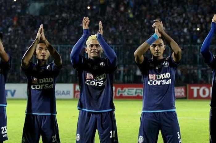 Lima pemain Arema FC, Hanif Sjahbandi, Nasir, Cristian Gonzales, Bagas Adi Nugroho, dan Esteban Vizcarra (dari kiri ke kanan) jelang laga kontra Persija pada partai kedua Grup B Piala Presiden 2017 di Stadion Kanjuruhan, Kab Malang, Sabtu (11/2/2017) malam. 