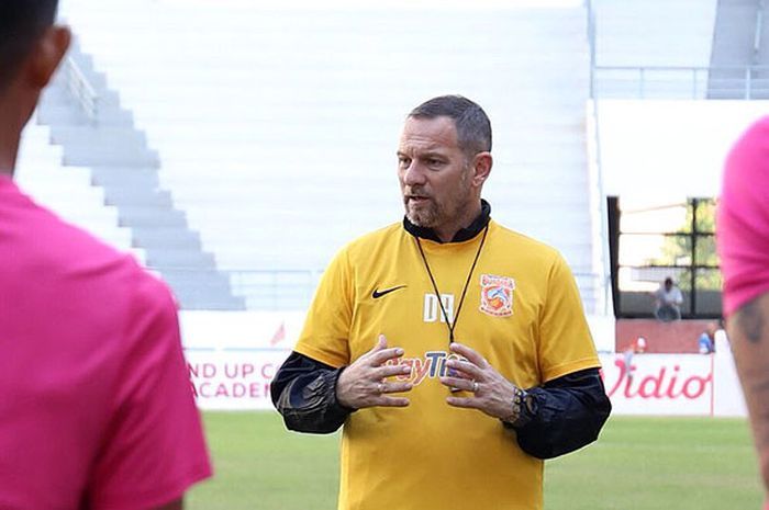 Pelatih Dejan Antonic saat masih menangani Borneo FC memberi arahan dalam sesi latihan di Stadion Batakan, Balikpapan, Minggu (16/9/2018).