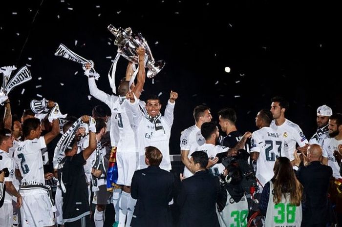 Seluruh tim Real Madrid merayakan kemenangan mereka pada pertandingan final melawan Atletico Madrid dalam UEFA Champions League di Santiago Bernabeu, Madrid, Spanyol, 29 Mei 2016. 