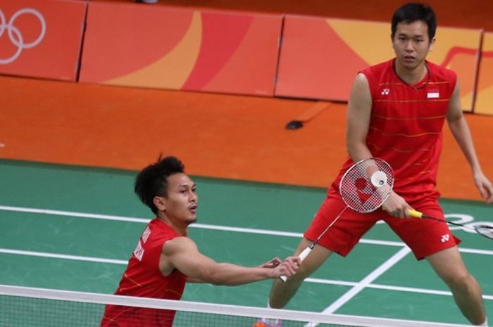 Pasangan ganda putra Indonesia, Mohammad Ahsan/Hendra Setiawan, saat bertanding melawan Manu Attri/B Sumeeth Reddy (India) pada laga pertama penyisihan grup D Olimpiade Rio di Riocentro-Pavilion 4, Rio de Janeiro, Brasil, Kamis (11/8/2016).