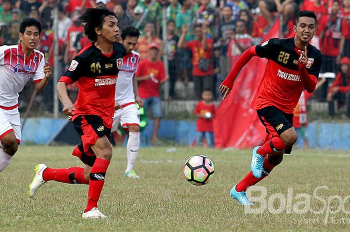 Aksi gelandang PS Mojokerto Putra, Tamsil Sijaya, saat menggiring bola dalam laga lanjutan Liga 2 pekan ke-6 melawan PSBK Blitar di Stadion Gelora Gajahmada Mojosari, Jawa Timur, Sabtu (08/07/2017) sore.