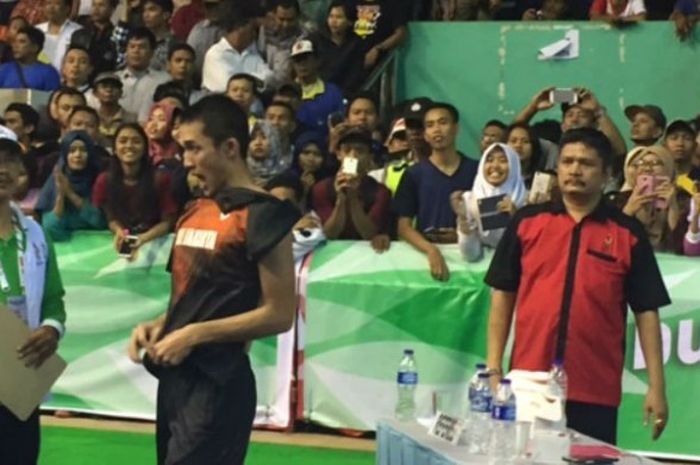 Ekspresi pebulu tangkis Jonatan Cristie (kedua dari kiri) seusai bertemu dengan para penggemar yang berkerumun di belakangnya usai laga final tunggal putra PON 2016 di GOR Bima, Cirebon, Jawa Barat, Rabu (28/9/2016).