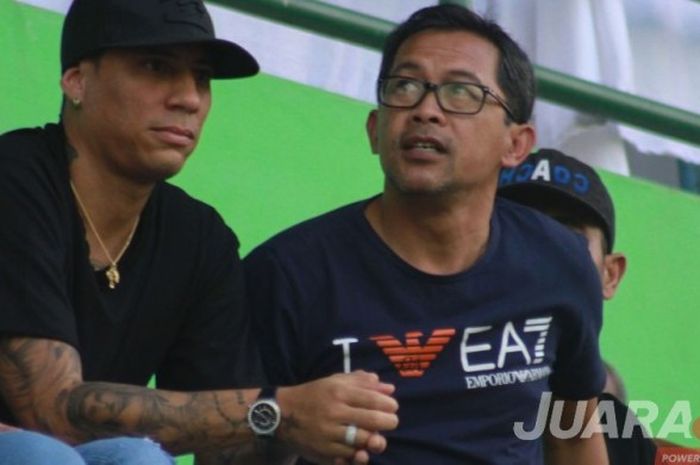 Pelatih Arema FC, Aji Santoso, bersama marquee player Arema FC, Juan Pablo Pino, saat menyaksikan pertandingan Persiba Balikpapan melawan Persija Jakarta di Stadion Gajayana pada 16 April 2017
