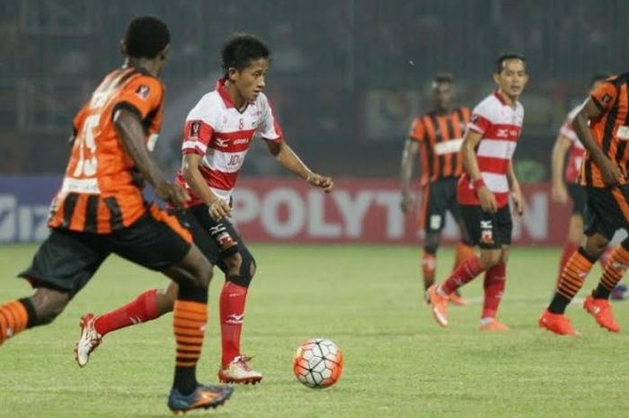Winger Madura United, Bayu Gatra (dua dari kiri) mencoba lepas dari hadangan pemain Perseru Serui pada laga kedua Grup E Piala Presiden 2017 di Stadion Stadion Gelora Ratu Pamelingan, Pamekasan, Selasa (14/2/2017) malam.