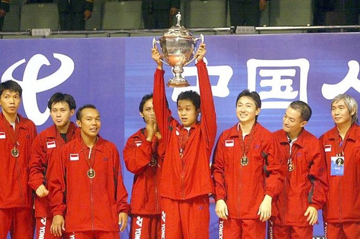 Tim piala Thomas Indonesia merayakan gelar juara piala Thomas 2002 usai mengalahkan Malaysia di partai final yang digelar di Guangzhou, Tiongkok, 19 Mei 2002.