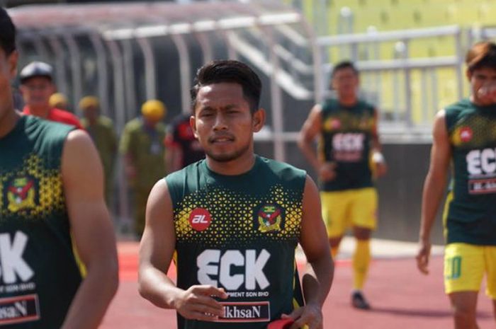 Penyerang Kedah FA asal Indonesia, Andik Vermansah (tengah) jelang laga lawan tuan rumah PKNP FC untuk laga ketiga Liga Super Malaysia 2018 di Stadion Negeri Pulau Pinang, Minggu (11/2/2018) sore. 