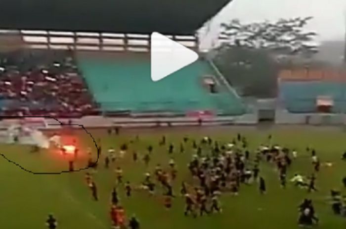 Oknum suporter Persija, The Jak Mania turun ke lapangan saat pertandingan babak 8 besar Liga 1 U-19 2018 antara Persib kontra Persija di Stadion Moch Soebroto, Magelang, Rabu (7/11/2018).